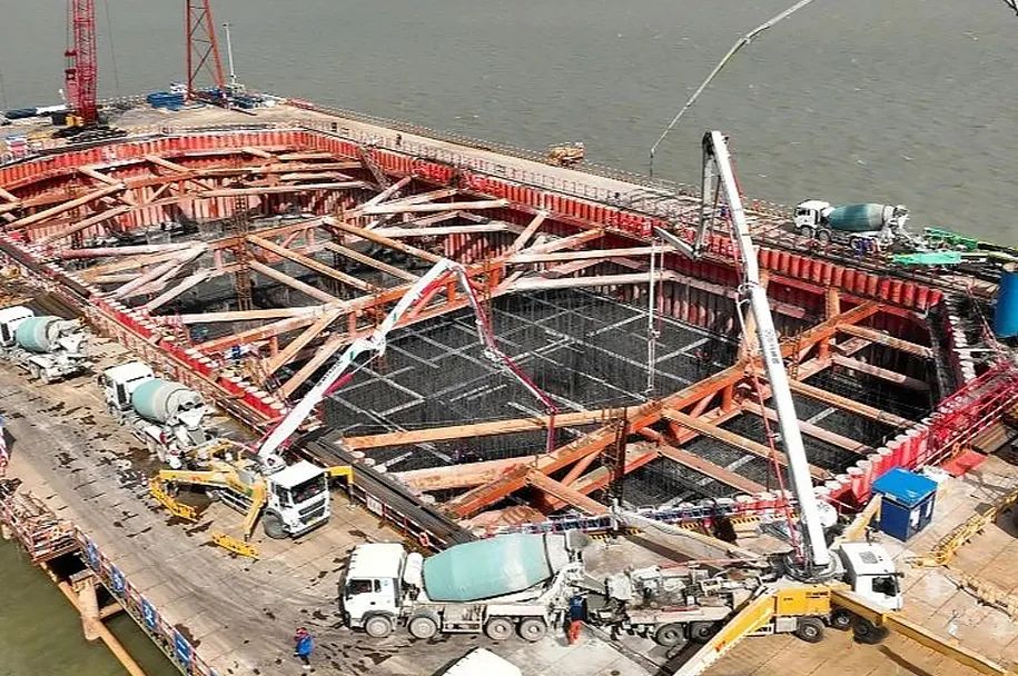 徐工泵車再筑“世界之最”張靖皋長江大橋！