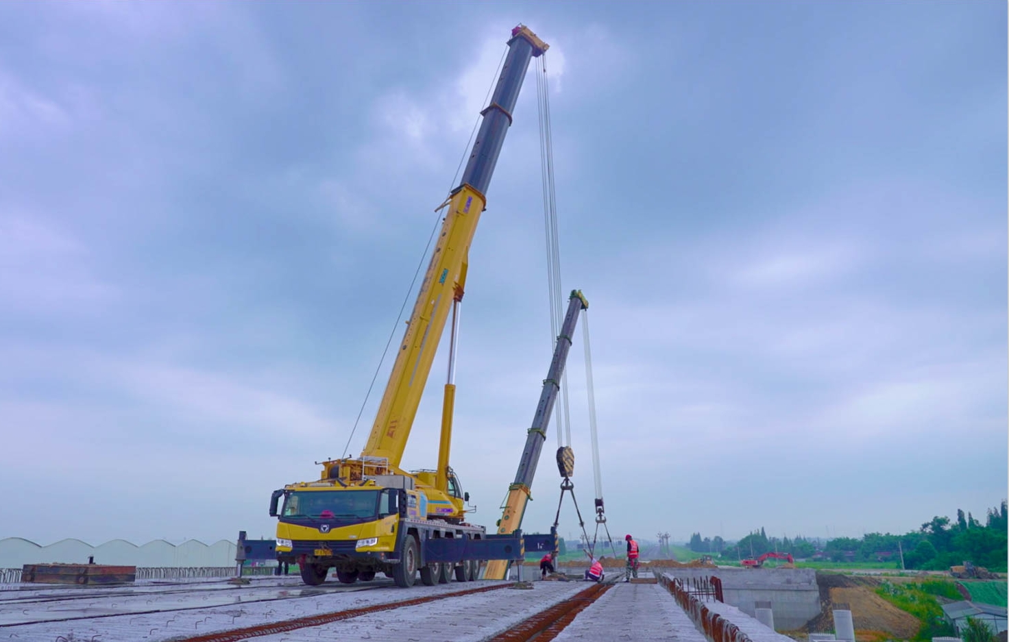 空中對(duì)飛接力！徐工三款百噸級(jí)聯(lián)袂抬吊！