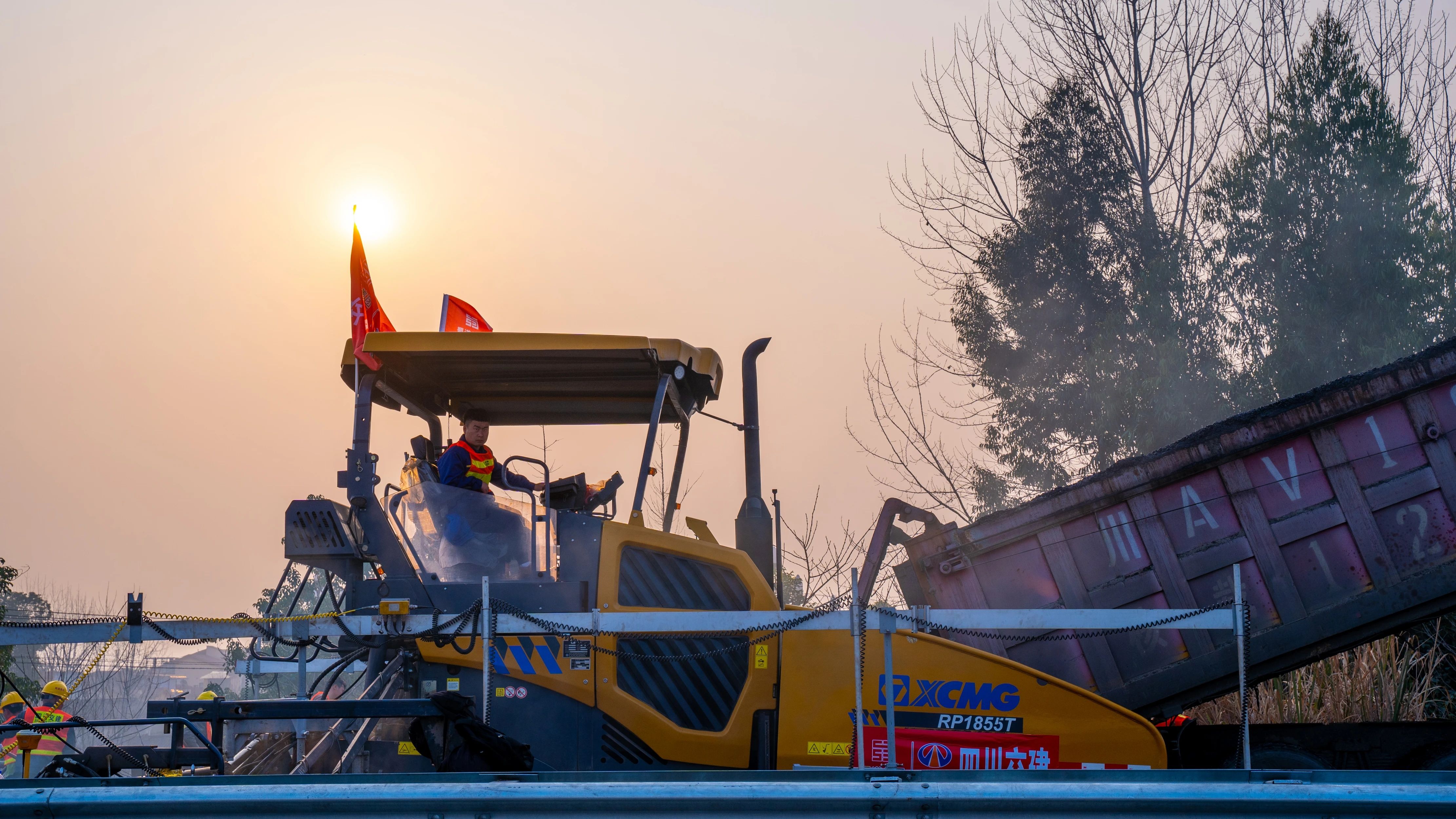 18天！徐工成套瀝青路面裝備助力成綿高速罩面施工！