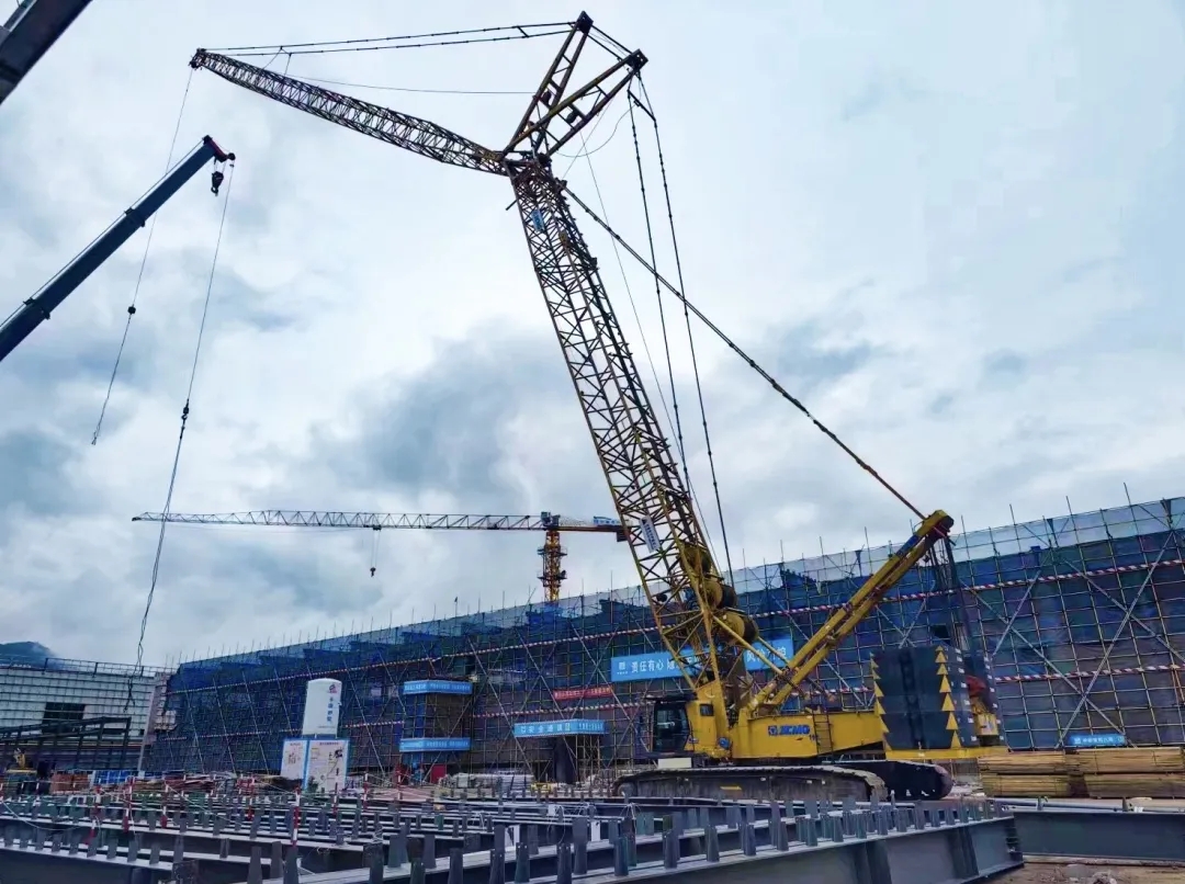 “鋼”鐵的意志！徐工XGC320履帶起重機參建大跨度鋼結構工業(yè)廠房