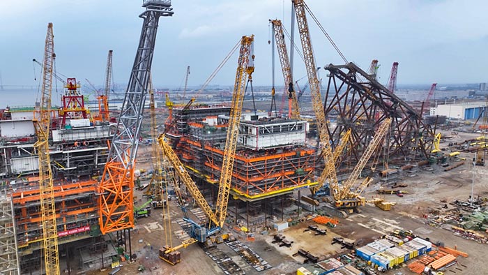 【全球之履】總重37000噸！徐工履帶兄弟團(tuán)助力大型深水導(dǎo)管架建設(shè)