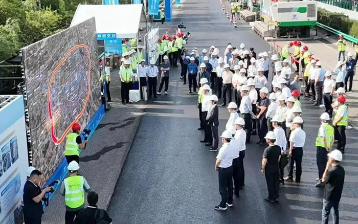 徐工數(shù)字化智能施工集群助力西安繞城高速養(yǎng)護工程！