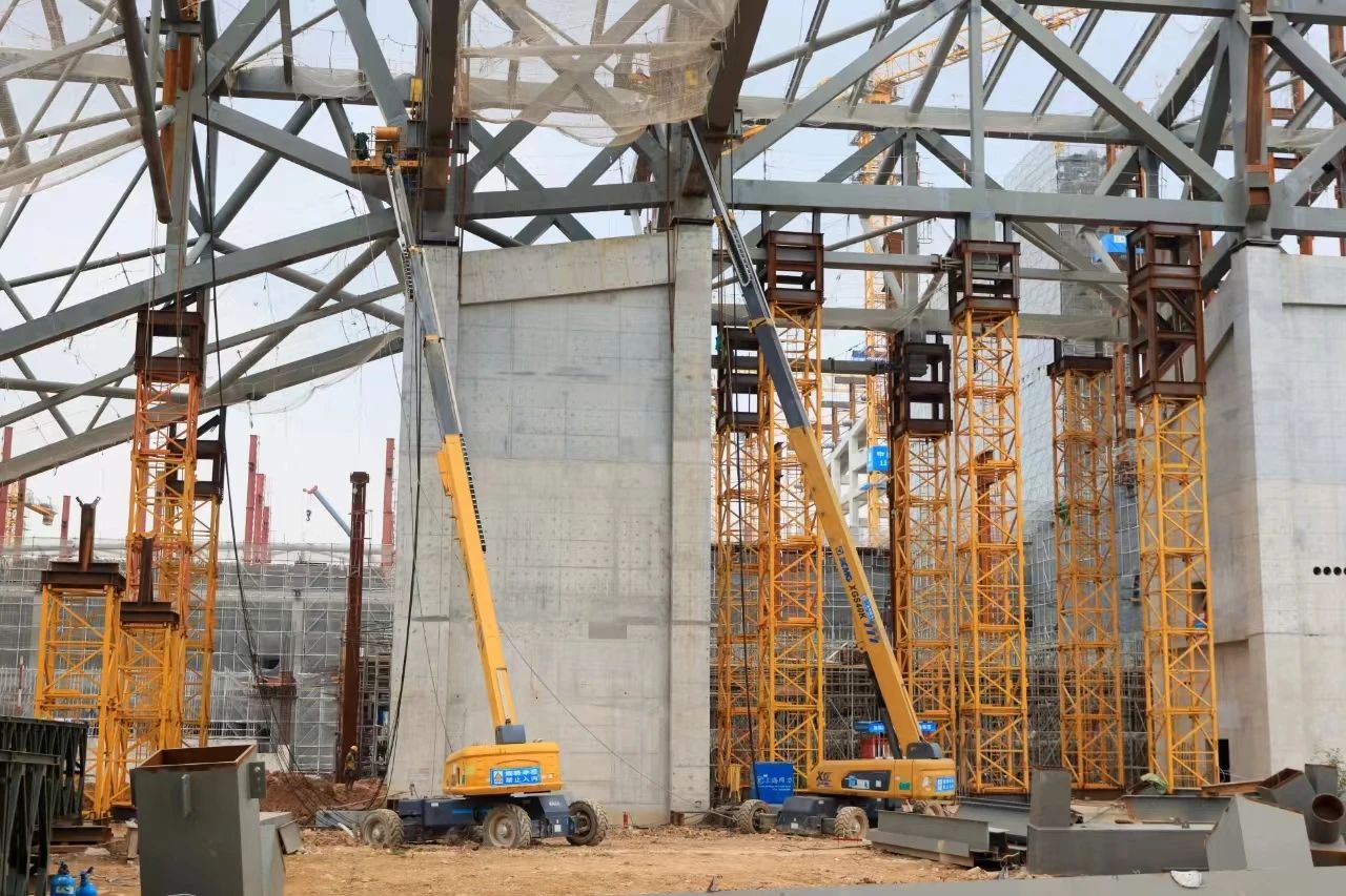 復雜環(huán)境顯身手！“徐工金”助力深圳冰雪世界