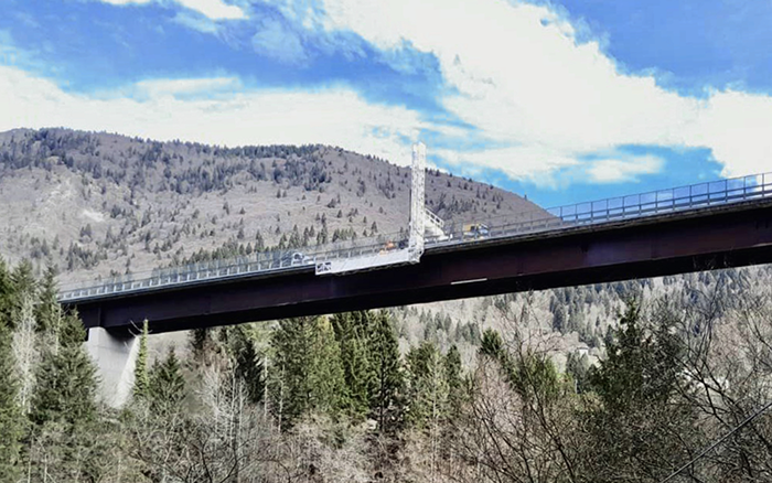 背靠阿爾卑斯山脈，徐工橋梁檢測車“C位”打卡