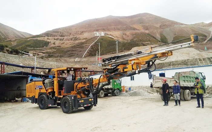 鐵礦開(kāi)采，徐工礦用液壓掘進(jìn)鉆車先入為主！