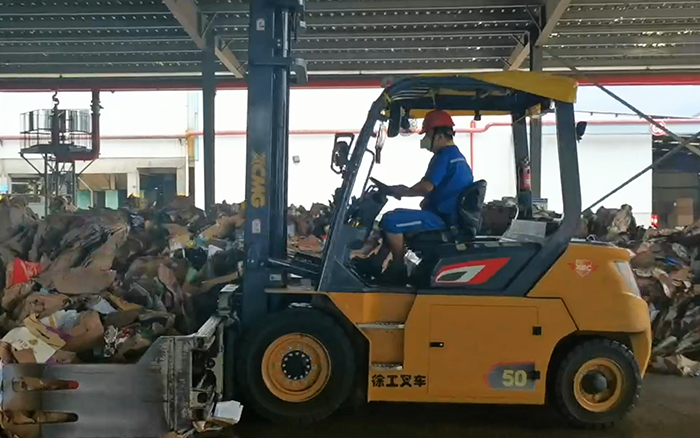 有實(shí)力！徐工孔雀電動(dòng)叉車強(qiáng)勢入駐造紙行業(yè)