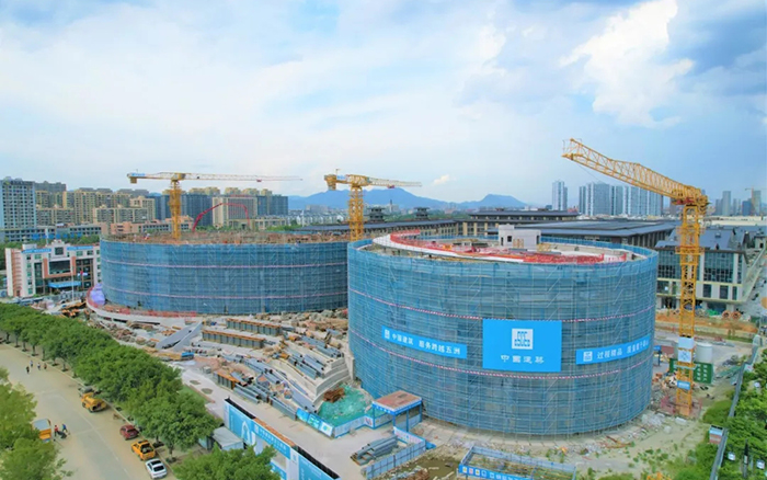 逐浪揚帆，徐工塔機吊起蒼南大劇院“鋼鐵脊梁”