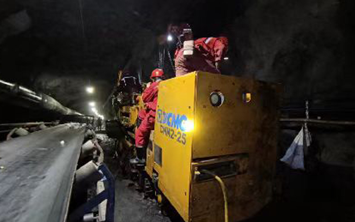 綜掘裝備上新！徐工CMM2-25煤礦用錨桿鉆車首發(fā)