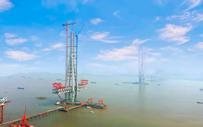 徐工建設(shè)！世界最高橋塔常泰長江大橋主塔順利封頂！