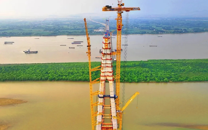 308米！徐工塔機(jī)助力世界最大跨度三塔斜拉橋喜封金頂