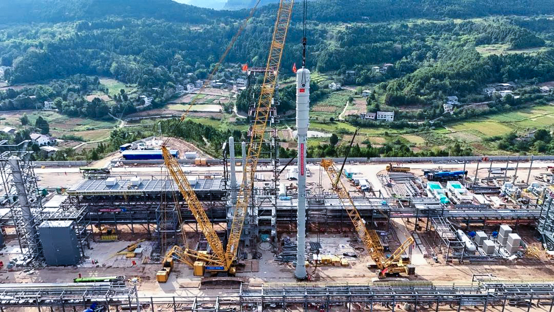 一次性成功！徐工履帶兄弟助力大型油氣田最長(zhǎng)整體塔類吊裝