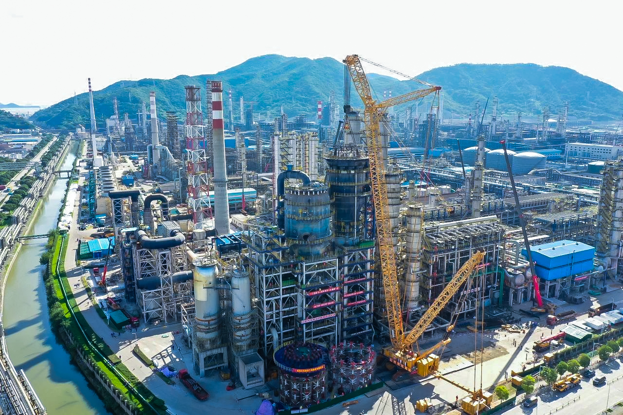 吊重達(dá)648.6噸！XLC30000助力石化設(shè)備大檢修