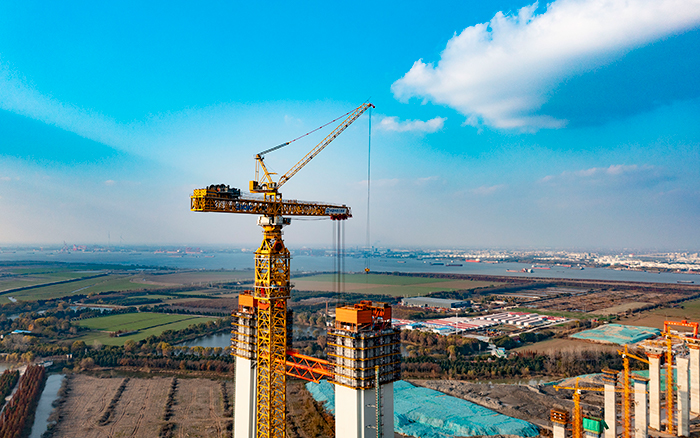 最重522噸！徐工超大塔助力張靖皋長江大橋沖刺六項(xiàng)“世界之最”