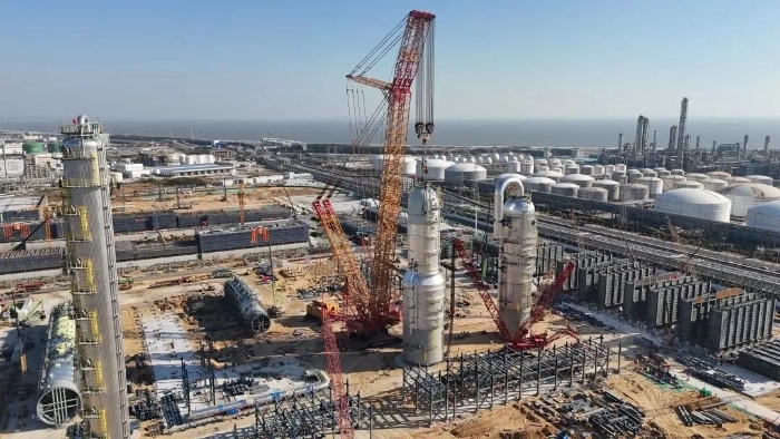 三小時(shí)制勝！徐工XGC88000助力2000噸石化設(shè)備成功就位