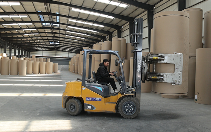 徐工新E叉車，為紙廠搬運(yùn)難題 “精準(zhǔn)破局”