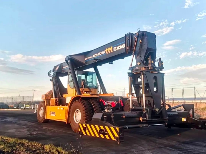 以質(zhì)提速！徐工傾斜吊具正面吊分鐘級響應(yīng)保障運(yùn)輸安全暢通