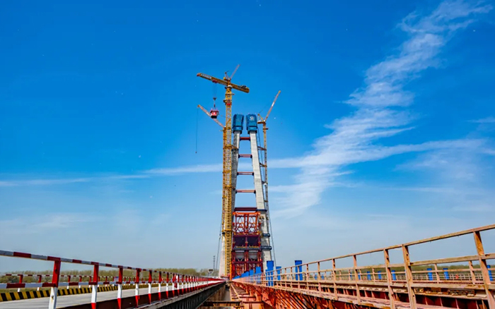 全球最大塔機(jī)亮相央視！徐工助力馬鞍山長江大橋主塔吊裝