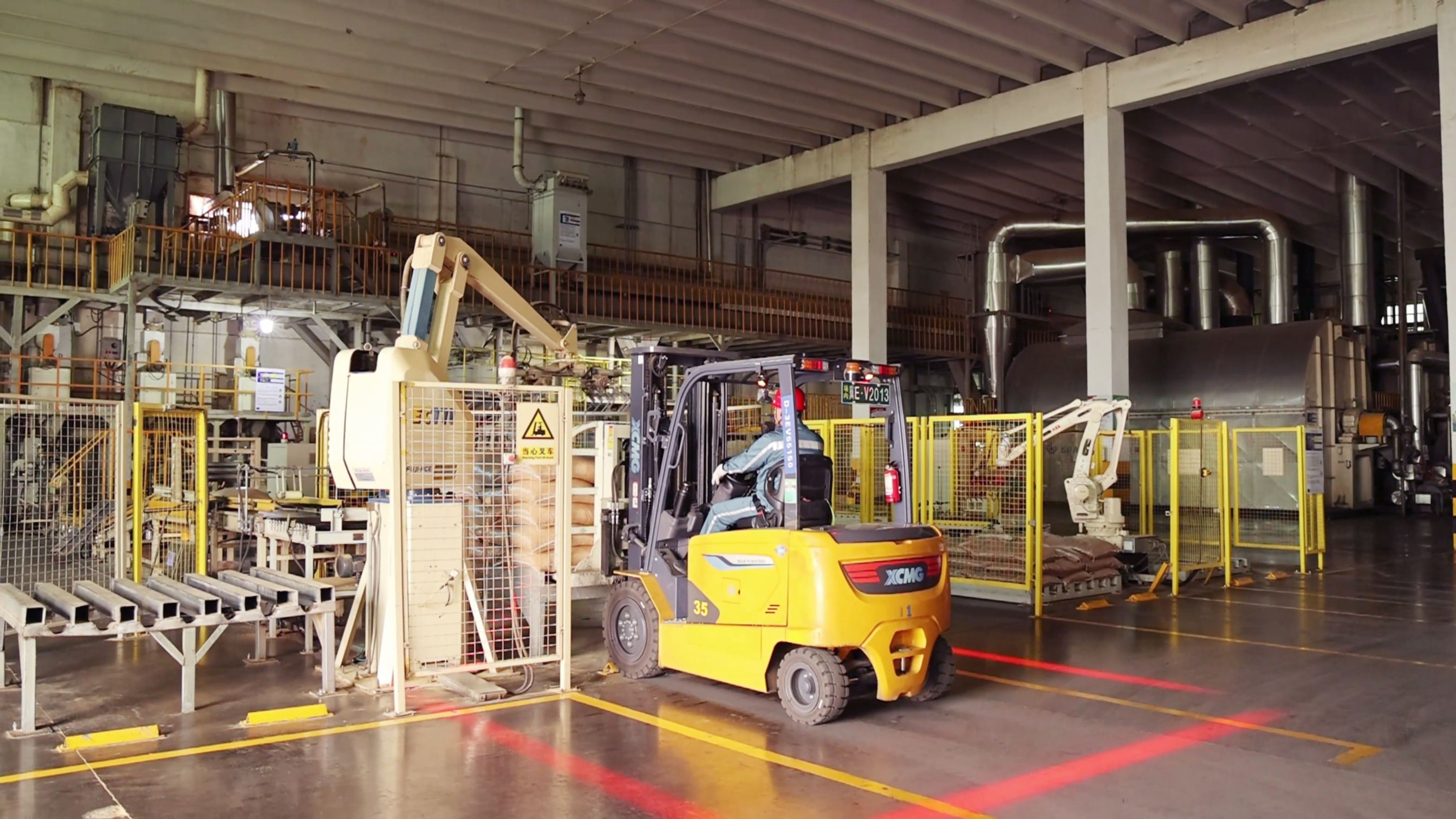 徐工鯤鵬系列新能源叉車，食品廠物料搬運(yùn)新方案