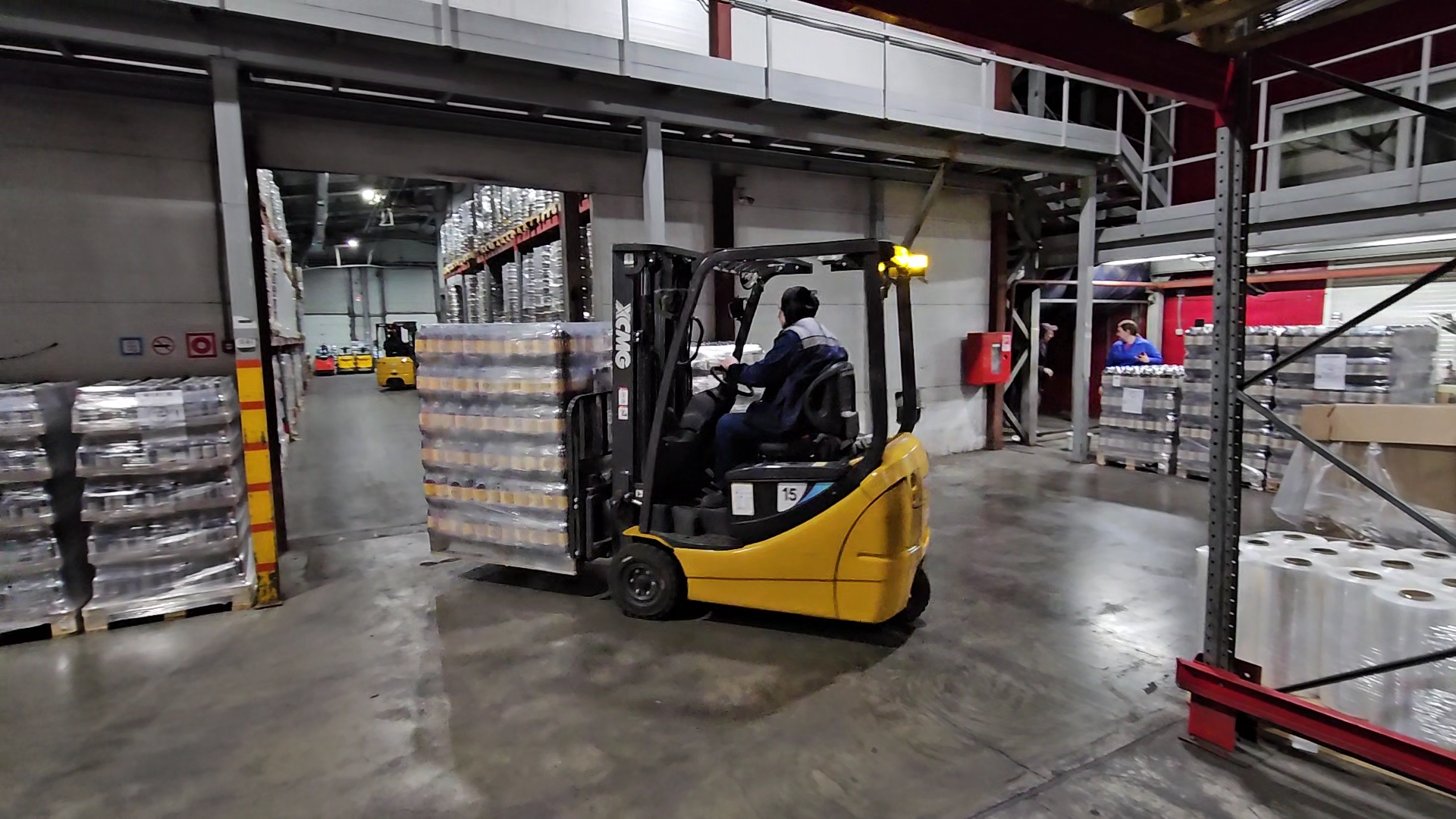 狹小空間搬運(yùn)利器！徐工三支點(diǎn)平衡重叉車