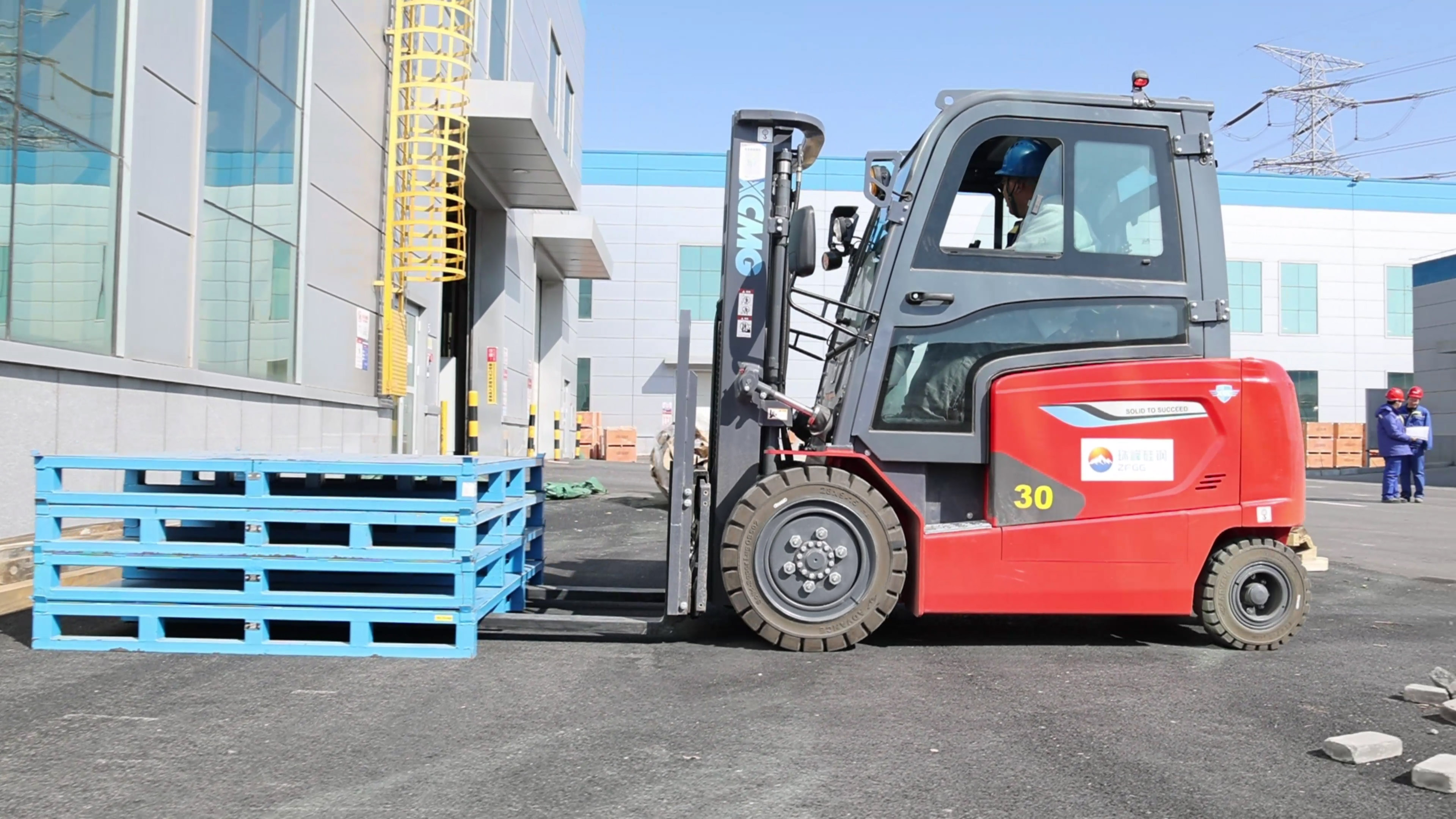 小巧精悍，徐工鯤鵬系列電動(dòng)平衡重叉車制造業(yè)大展身手