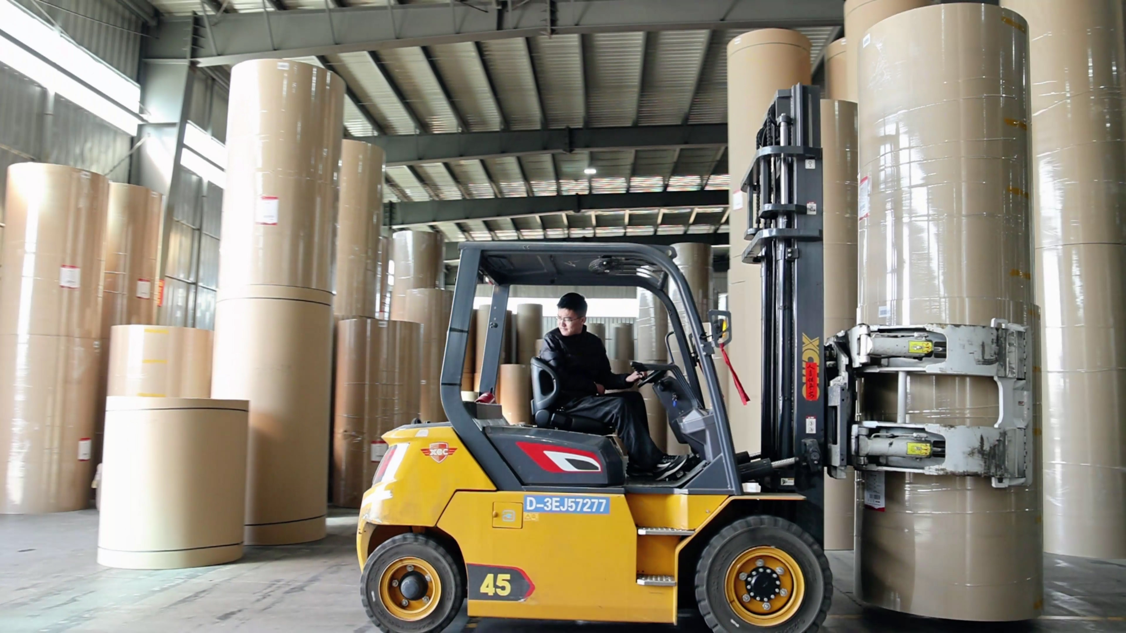 紙卷廠搬運(yùn)利器，徐工孔雀系列高壓重載電動(dòng)叉車