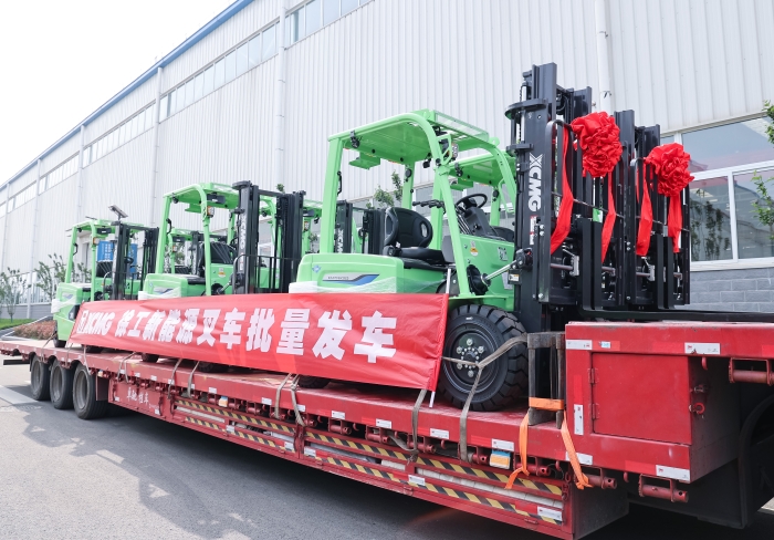 徐工鯤鵬系列電動(dòng)平衡重叉車，再掀浦東貨運(yùn)站高效物流新篇