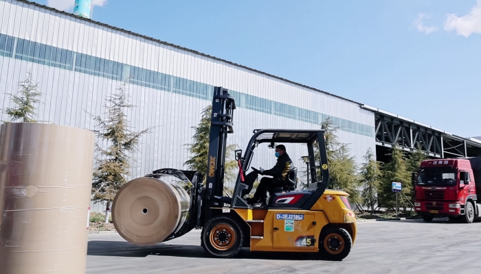 安全穩(wěn)如泰山，高效快人一步！徐工孔雀叉車造紙行業(yè)顯身手