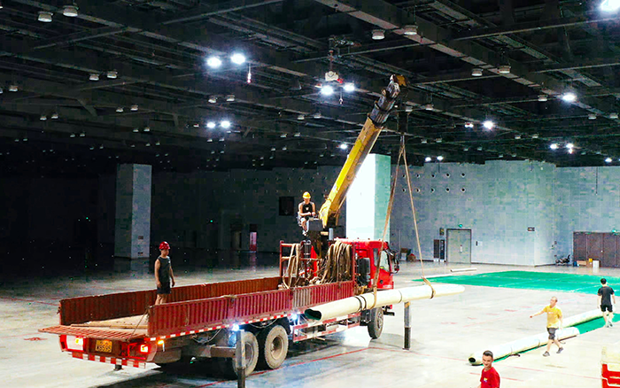 高效穩(wěn)護航，徐工隨車起重機賦能廣西會展中心體育場館塑膠鋪設