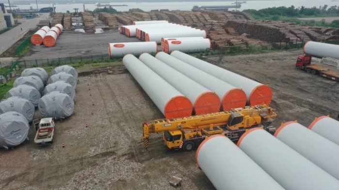 空間太小？在下徐工G2代可變支腿，百噸塔筒在港口“穩(wěn)運(yùn)”！