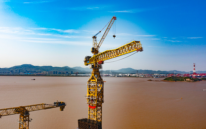 雙塔筑脊梁！徐工超大塔助建世界級大橋