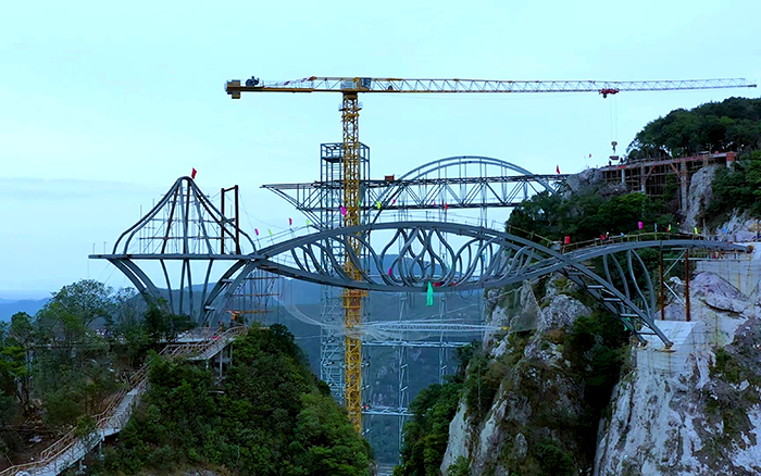 一覽眾山小！看徐工塔機「與山齊肩」