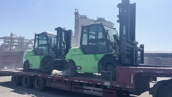 從室內(nèi)到室外，24小時(shí)不停歇！徐工孔雀叉車扎根新疆鋼材廠