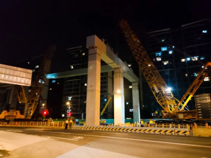 雙機(jī)聯(lián)動，毫米操控！徐工XGC11000高效破解高架橋施工難題