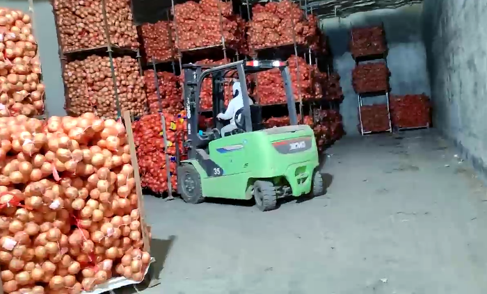 徐工鯤鵬系列新能源叉車，為食品冷庫工廠注入綠色動(dòng)能