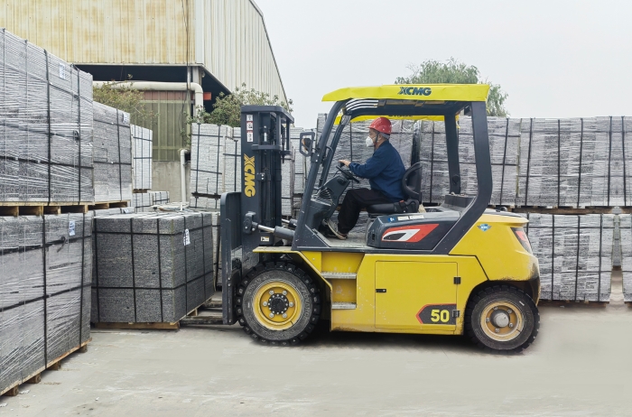 有“石”力！徐工孔雀電動(dòng)叉車強(qiáng)勢入駐石材廠