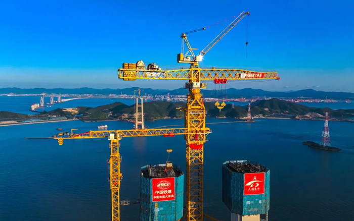 246.3米封頂！這座世界級跨海大橋“徐工造”