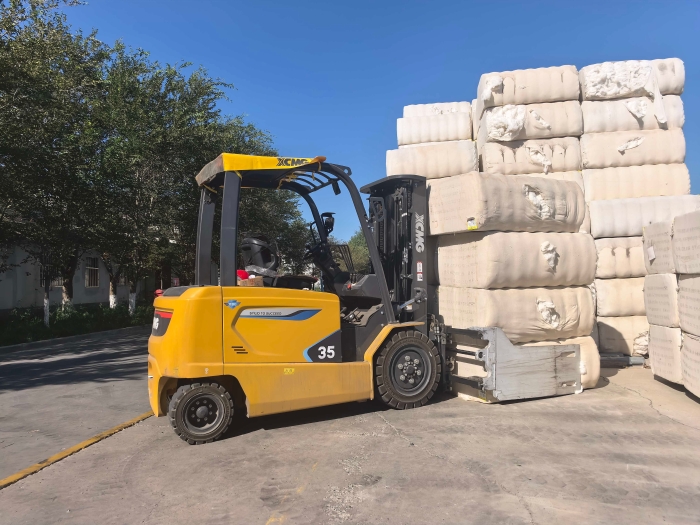 徐工鯤鵬電動(dòng)叉車，賦能西北棉花產(chǎn)業(yè)高效運(yùn)轉(zhuǎn)