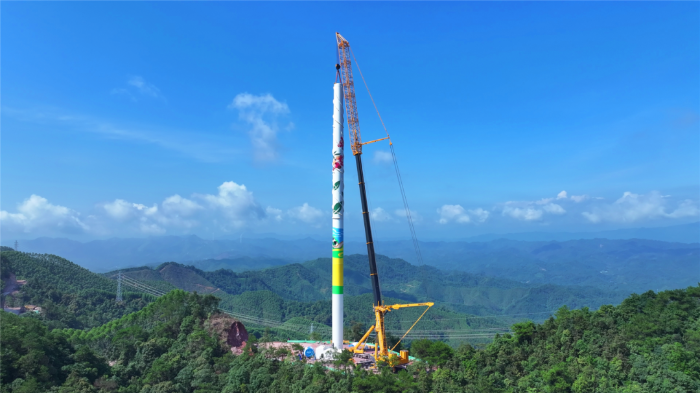 402噸重載轉(zhuǎn)場(chǎng)！全球第一吊“輕松駕馭”崎嶇山路