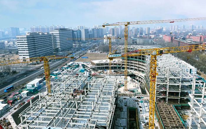 多臺大噸位塔機助建北京口腔醫(yī)院