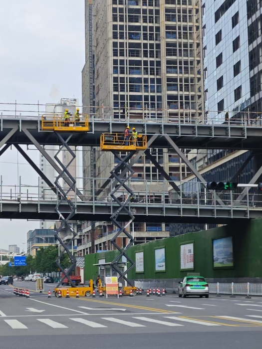 小巧身手大作為！徐工剪叉車助力市政橋梁煥新顏