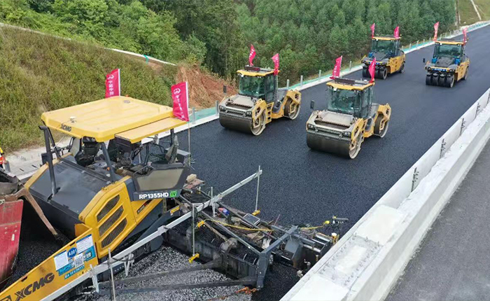 廣西首現(xiàn)無人化攤鋪！蒼容高速智慧施工引關注