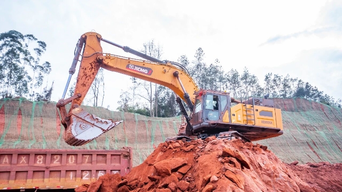 創(chuàng)新工藝破解施工難題 徐工大挖助力樂山園區(qū)高效建設
