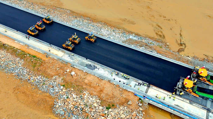 徐工智慧施工助力連云港贛榆疏港道路建設提質(zhì)增效
