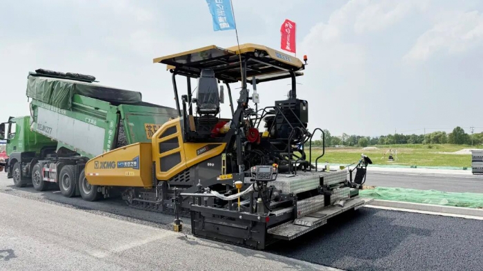 瀝青智造再升級！無人攤鋪技術助力常熟昆承路瀝青路面智能建造