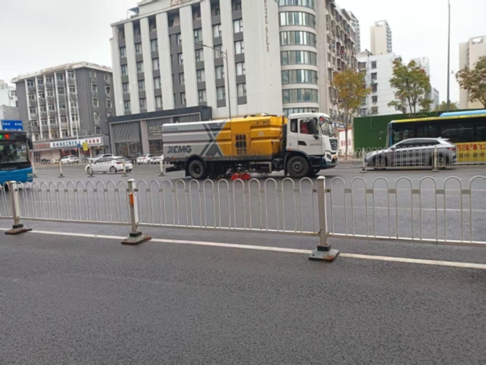 六年品質(zhì)見證硬核實力，徐工18噸洗掃車獲當(dāng)?shù)乜蛻酎c贊！