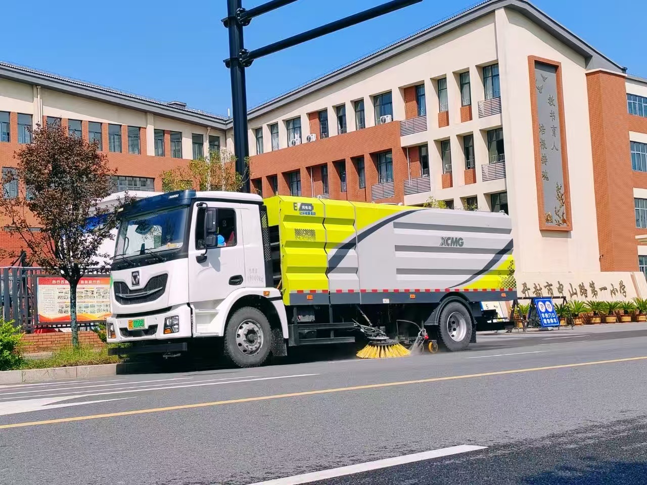 徐工洗掃車“硬核出擊”，開封中山路煥新升級