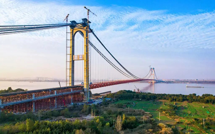 一橋飛架南北！徐工塔機(jī)助力世界級工程燕磯長江大橋順利合龍