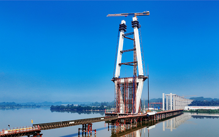 216.6米！徐工塔機(jī)助建漢陽湖岷江特大橋主塔封頂