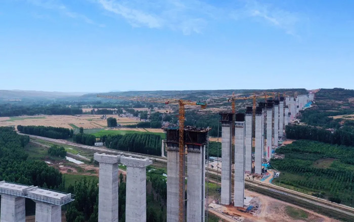 云端大片！看徐工“進(jìn)擊的巨人”如何“牽線搭橋” ？