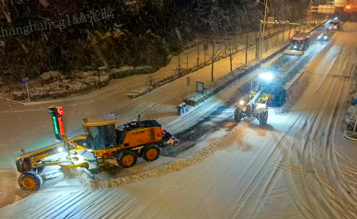 暴雪來襲！數十臺平地機集體出動，守護出行安全